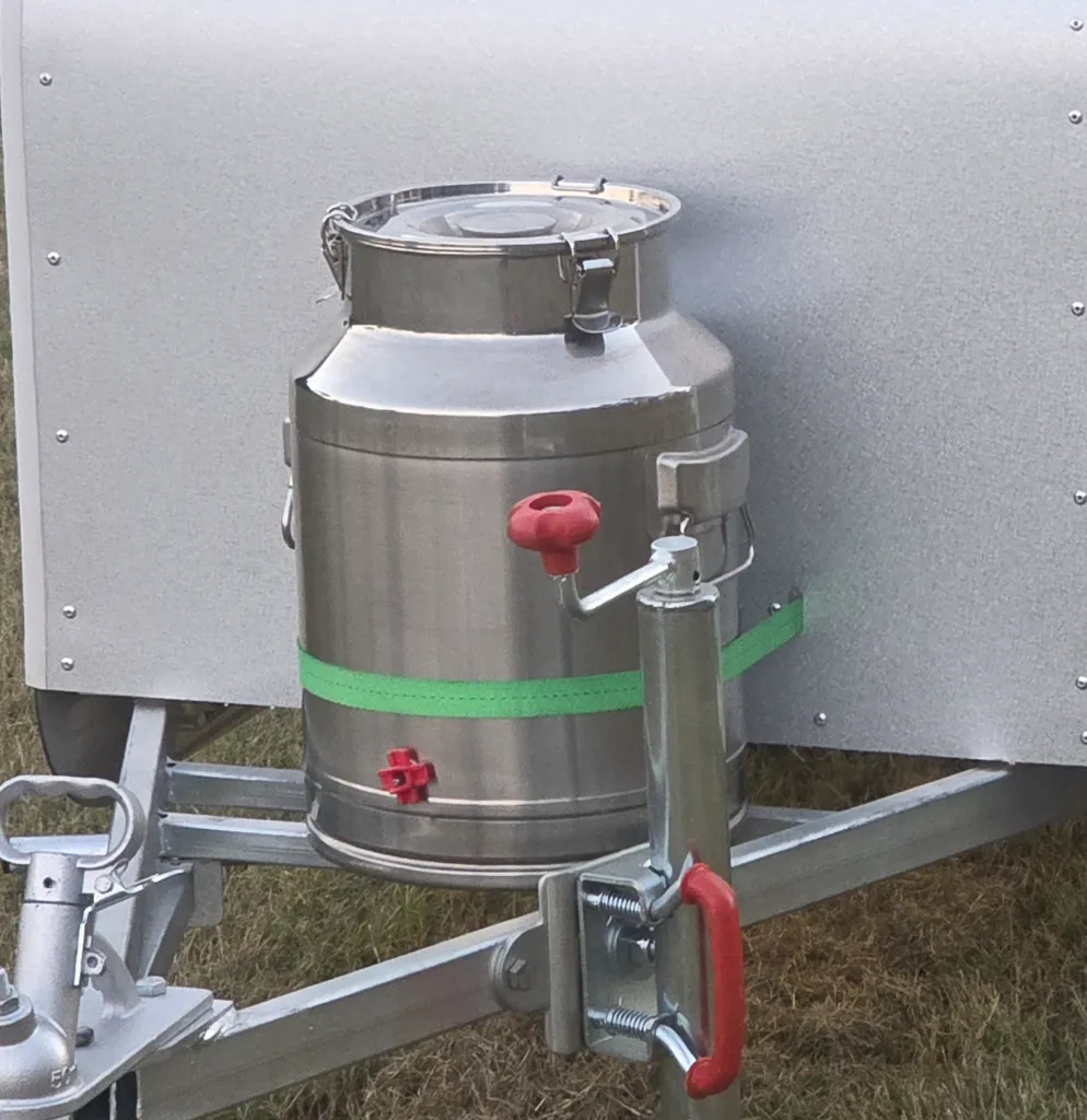Chicken-Caravan-10-water-drum-waterer-drinker