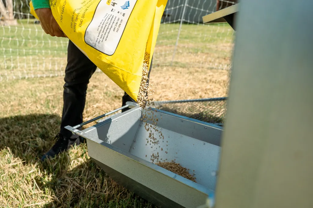 Large-pull-out-feeder-20kg-bag-feed