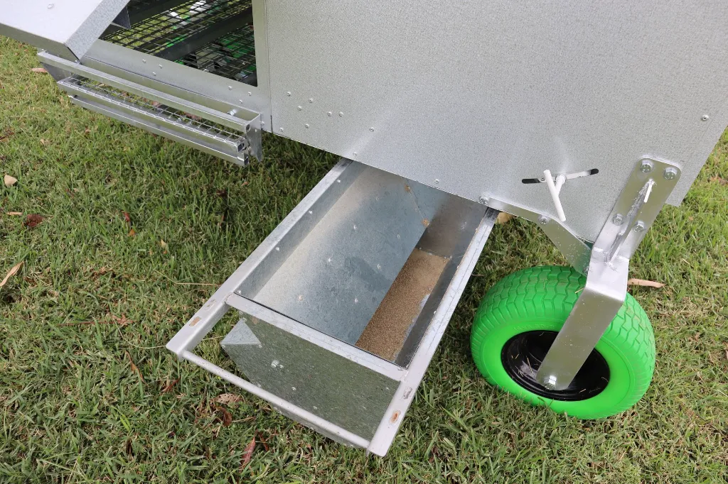 Chicken-Caravan-30-large-pull-out-feeder-on-board