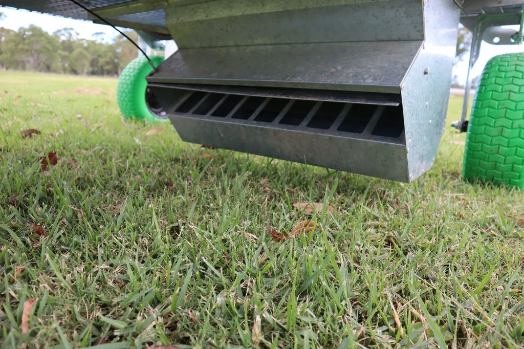 Automatic-cover-feeder-Chicken-Caravan-30