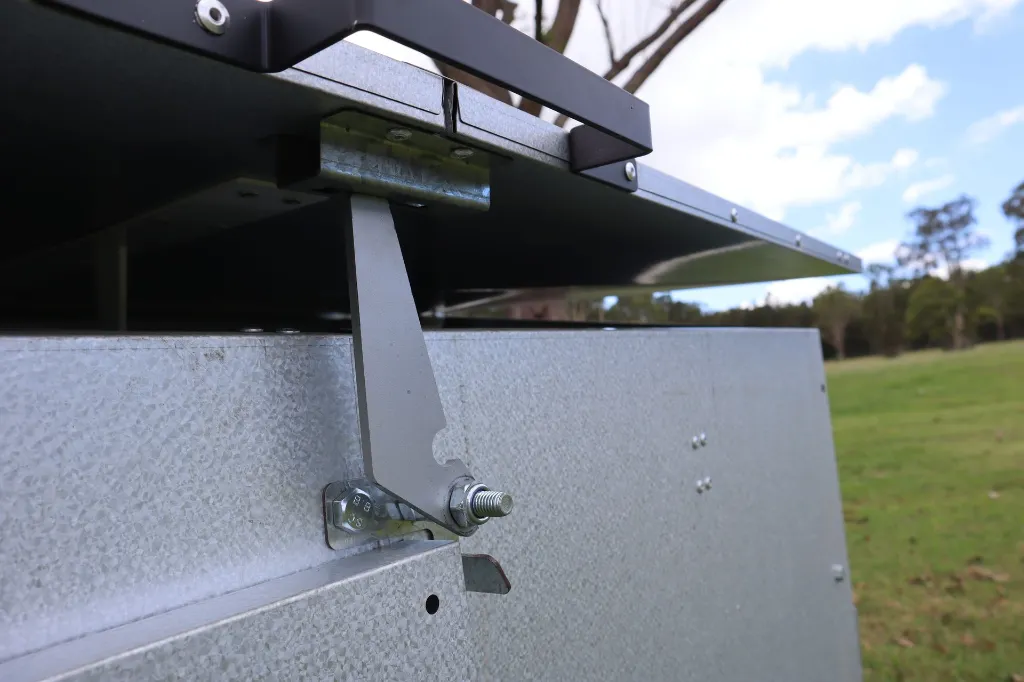Latch-Prop-Open-Roof-Ventilation-Chicken-Caravan-30