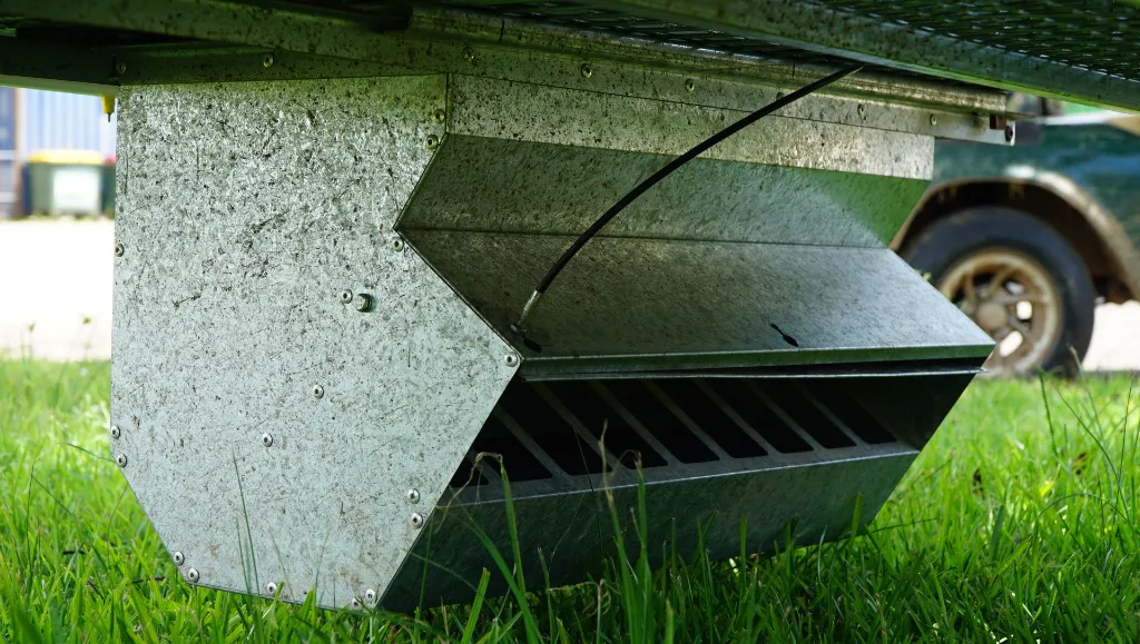 Automatic-feed-cover-with-main-door-Chicken-Caravan-30