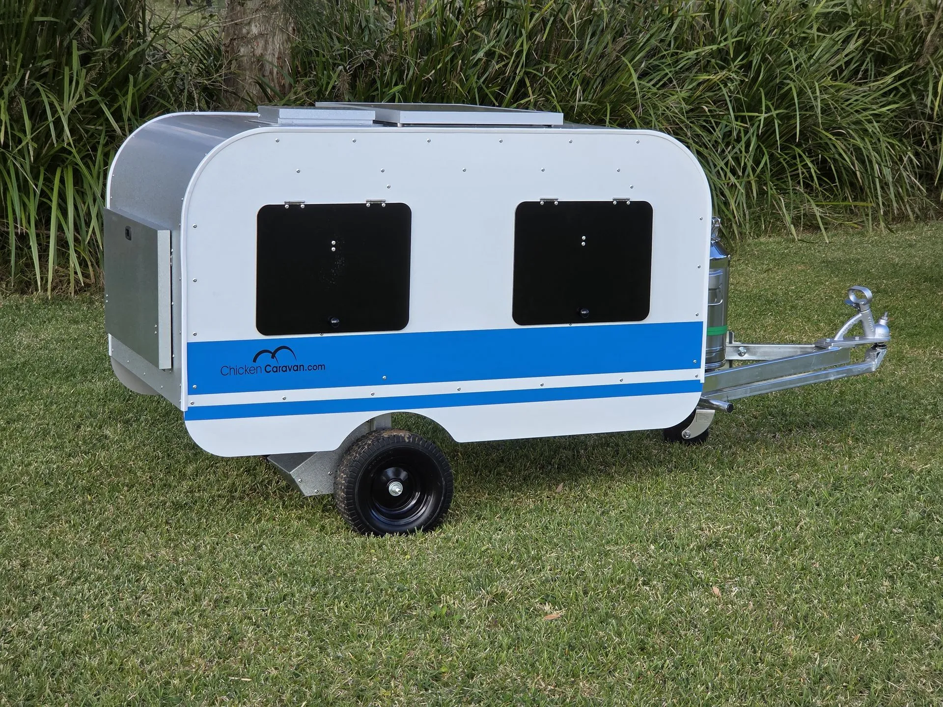 Chicken_caravan_blue_window_side