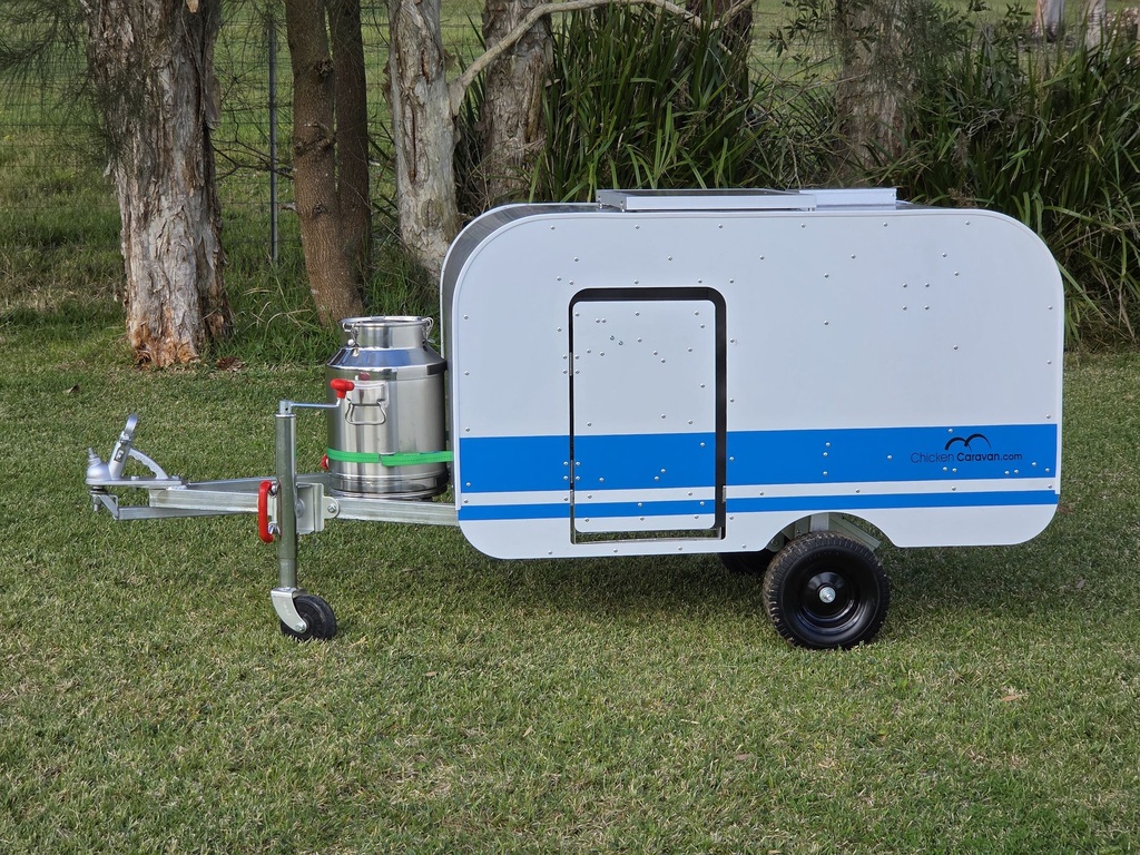 Blue-Chicken-Caravan-10-door-closed