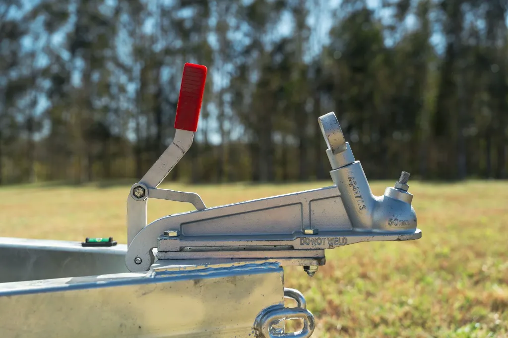 Tow-hitch-and-brake-on-Chicken- Caravan- 600