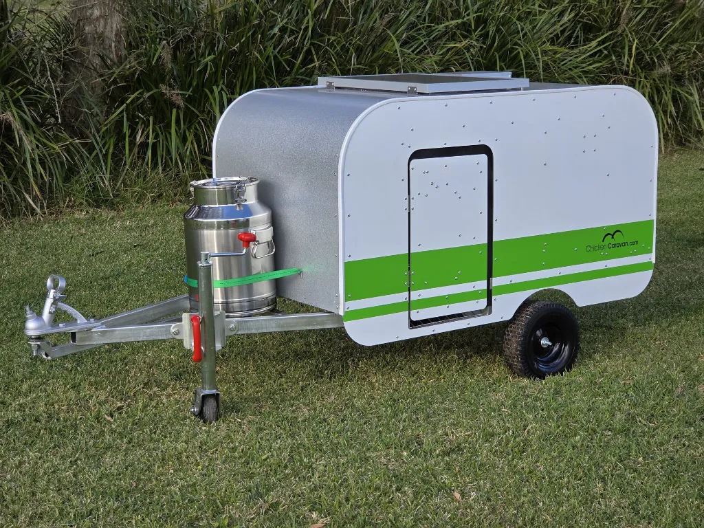 Chicken-caravan-10-door-closed-green